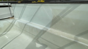 Flecken-Ablagerungen im GFK Pool